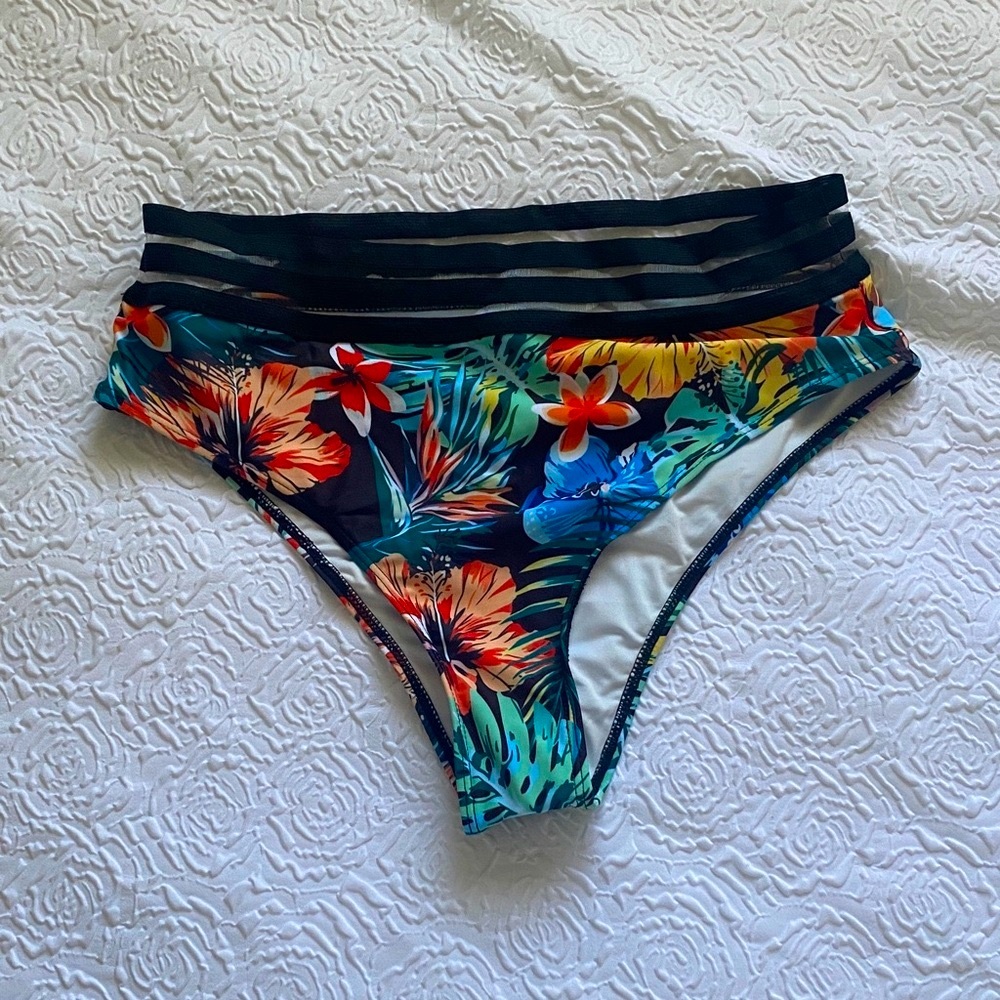 NWT Hilinker Hibiscus Floral Bikini Bottom, Size L